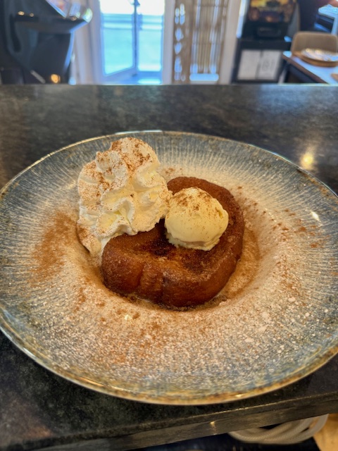 Torrija caramelizada y helado vainilla sobre crema de mascarpone