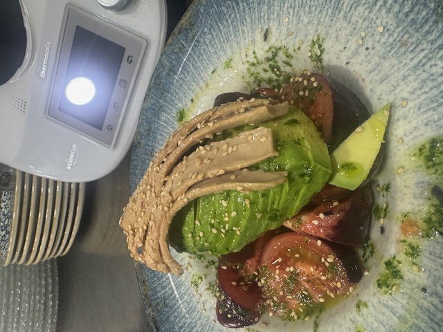 Tomate de temporada aliñado y ventresca