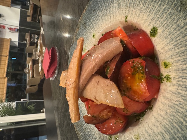 Tomate azul aliñado y ventresca